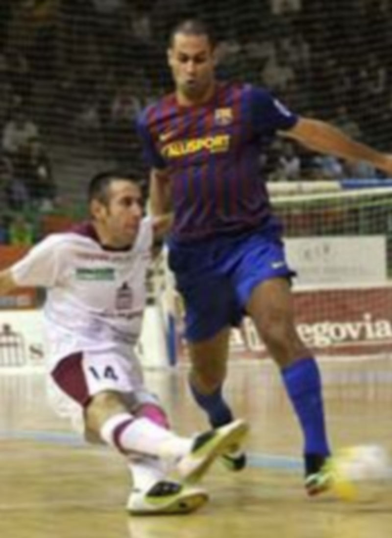 Fabián se lanza a los pies de Fernandao en el último partido del Caja Segovia ante el FC Barcelona. / Juan Martín.