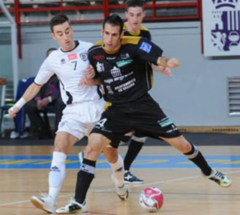 Fabián trata de evitar con su cuerpo que Mario Rivillos consiga hacerse con la pelota./ Enrique Serrano.