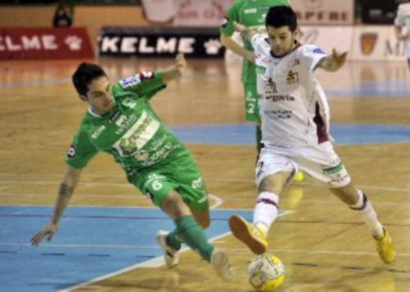 David conduce el balón ante la inminente entrada de Jesulito durante un choque anterior entre Caja y Triman. / Kamarero