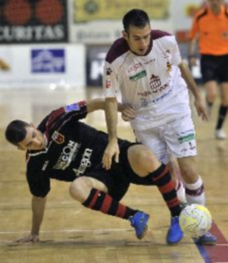 Fabián intenta superar a un jugador del Umacón Zaragoza durante el encuentro disputado la pasada campaña. / Kamarero