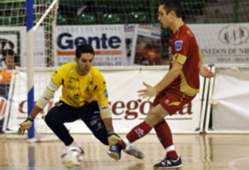 Cidao se lanza al suelo para tapar un lanzamiento de un rival de ElPozo