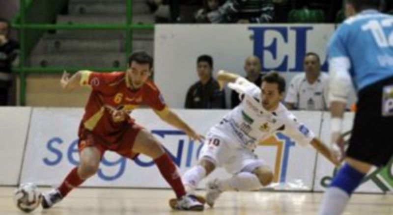 Daniel cae ante la entrada de Marimón en una acción en la que los locales reclamaron penalti del portero de ElPozo. / Juan Martín
