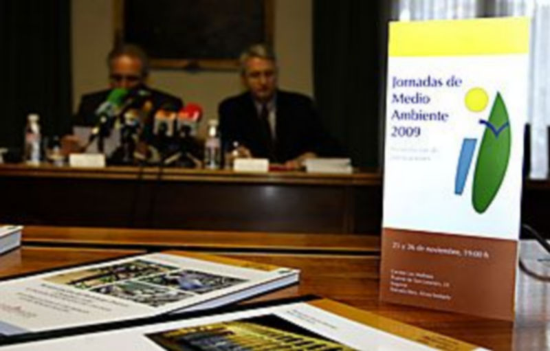 Rafael Encinas y Juan Carlos Dueñas presentaron los estudios becados / A. BENAVENTE