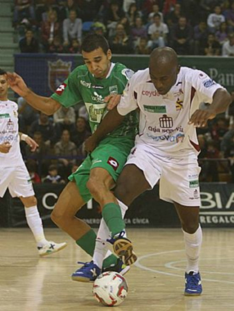 Tobe pugna con un rival pamplonés en un partido anterior del Caja Segovia frente al Triman Navarra. /LNFS