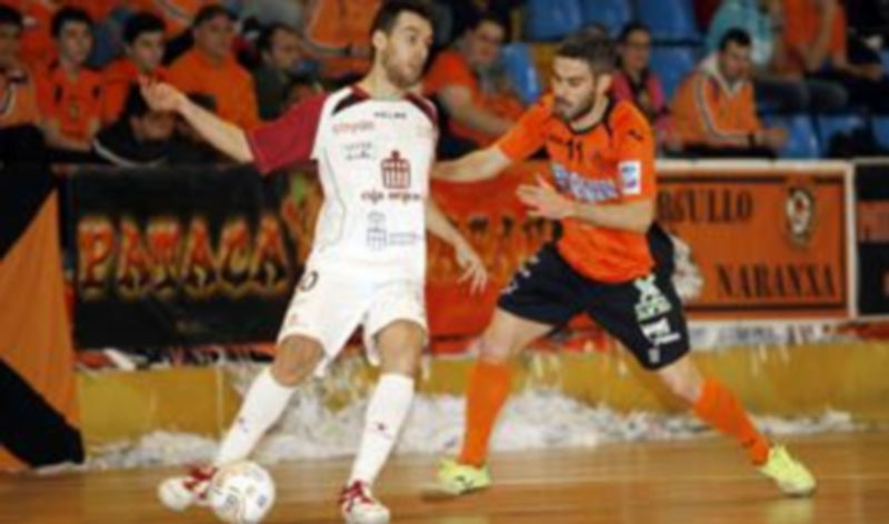 Sergio disputa un balón con Cristian Chao durante el encuentro celebrado ayer en Burela. / LNFS