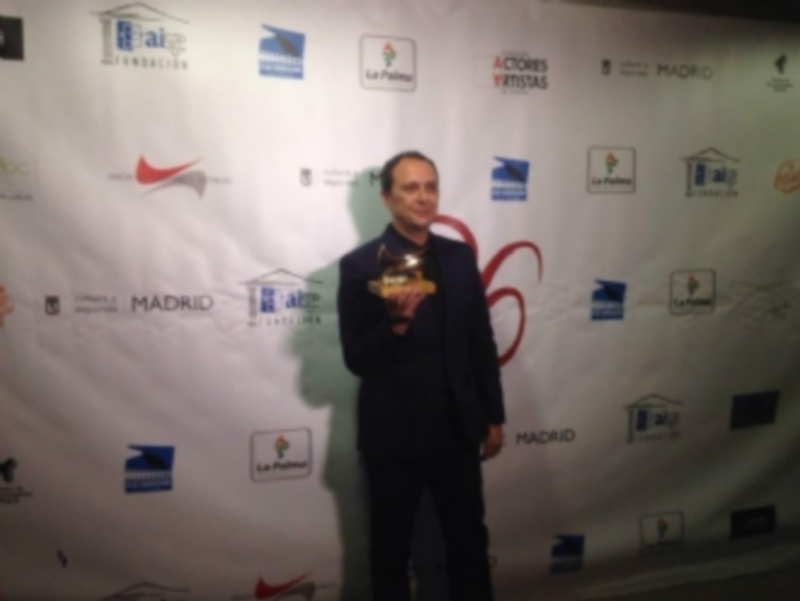 Callejo muestra el premio tras concluir la gala./ Unión de actores