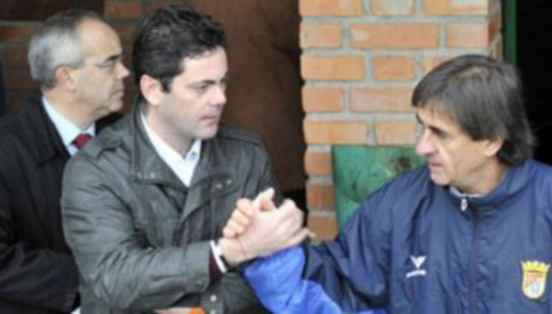 Paco Maroto y Pepe Calvo se saludan antes de un partido./ Juan Martín.