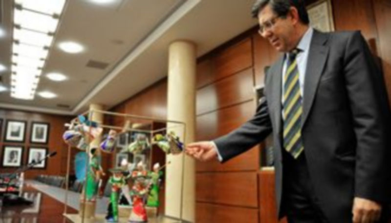 Jesús Postigo junto a uno de los belenes de materiales reciclados.