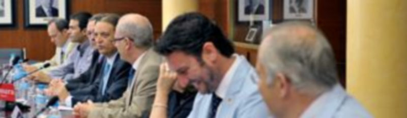 Imagen de los representantes de las empresas y entidades premiadas y de responsables de la Cámara