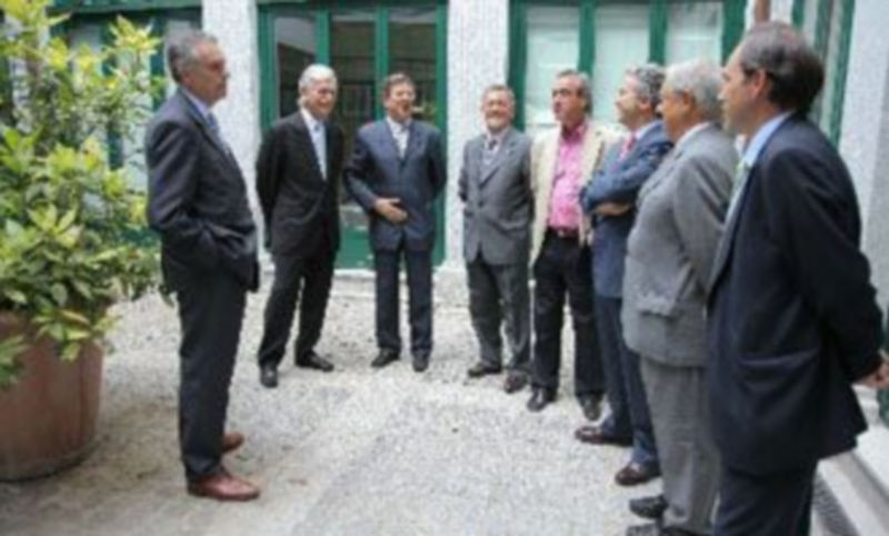 Asistentes a la reunión minutos antes de la rueda de prensa./ PEÑALOSA