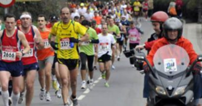 Una cámara de La 8 graba la carrera en la anterior edición. / Kamarero