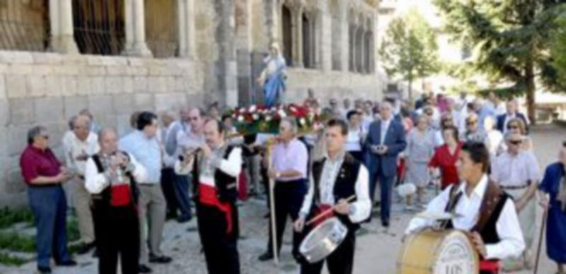 Los miembros de la Asociación sacaron a Santa Marta en procesión alrededor de la iglesia de San Millán. / A. Benavente