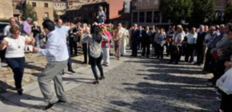 El recorrido estuvo animado con música y bailes tradicionales. / Kamarero