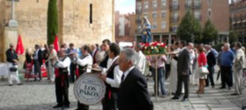 La procesión rodeó la iglesia de San Millán para devolver a la Santa a su lugar de reposo
