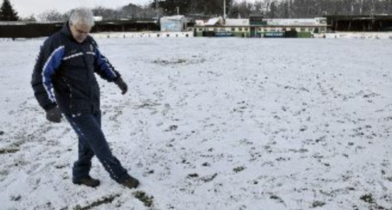 Pablo Alejandro comprueba el estado del campo de El Hospital. / Juan Martín