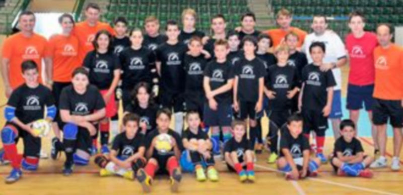 Foto de familia de los participantes en el primer campus Cristian y césar para porteros de fútbol sala. / Kamarero