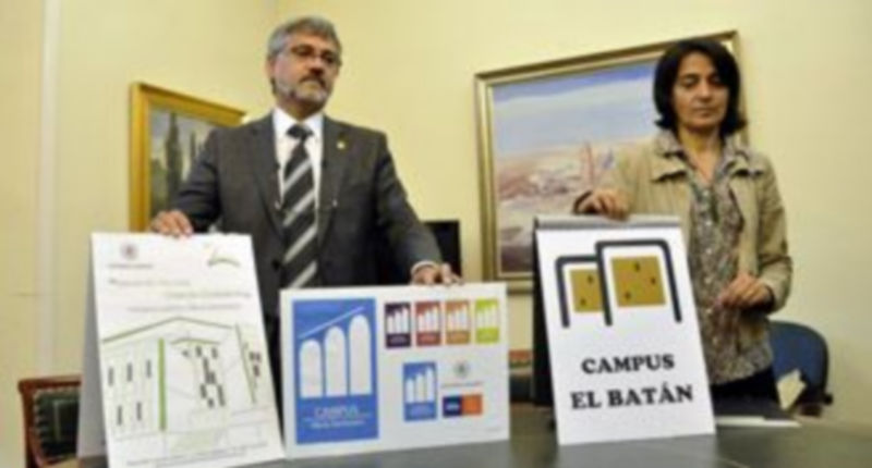 Belinda de Frutos y José Vicente Álvarez muestran los diseños elegidos. / JUAN MARTÍN