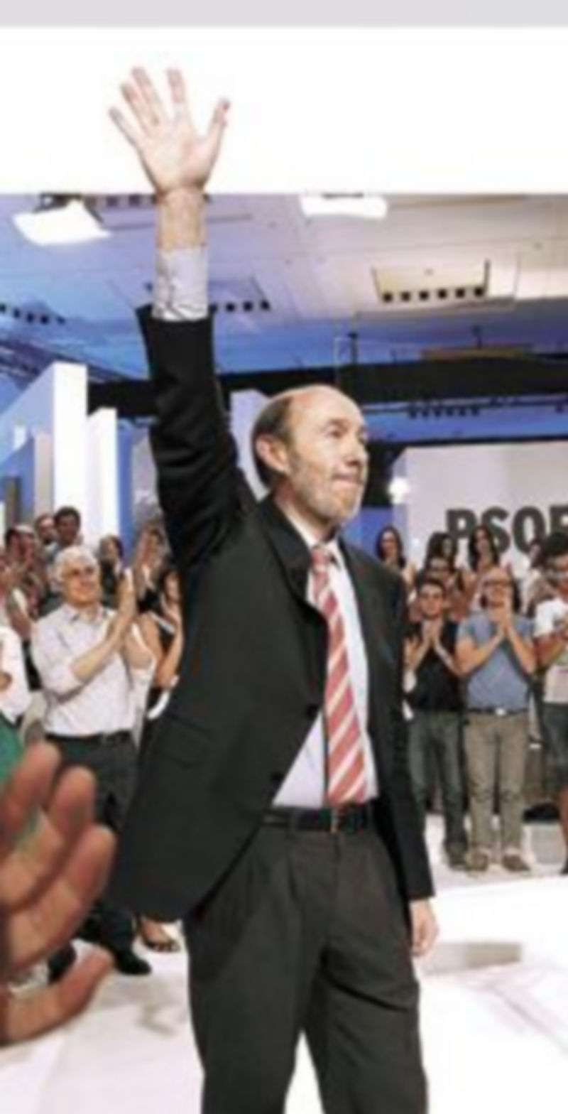 Alfredo Pérez Rubalcaba saluda tras su primer discurso oficial como candidato del PSOE a la Presidencia del Gobierno. / Efe