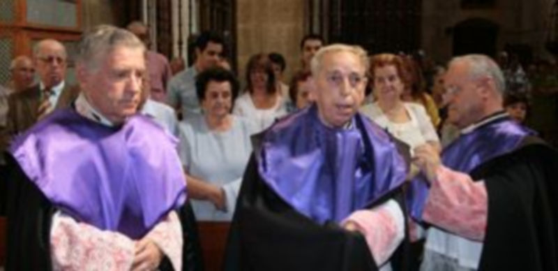 Los padrinos de Inocencio Martín le visiteron con el traje coral