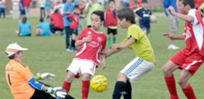 El portero se lanza a los pies de un jugador rival