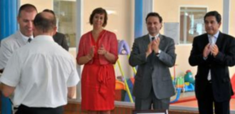 Un funcionario recibe la placa entre los aplausos de los allí presentes