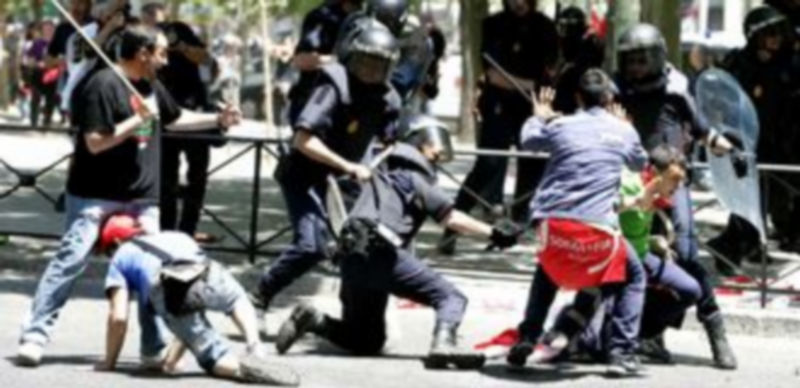 Una carga policial disuelve la manifestación del sector del carbón en Madrid 1 Policías antidisturbios cargan en la manifestación./ICAL