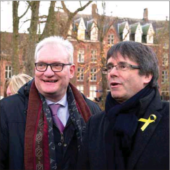 Puigdemont dice que los catalanes deberían decidir si quieren pertenecer "a esta UE" 1 Carles Puigdemont (d) junto al senador belga Pol van den Driessche / EFE