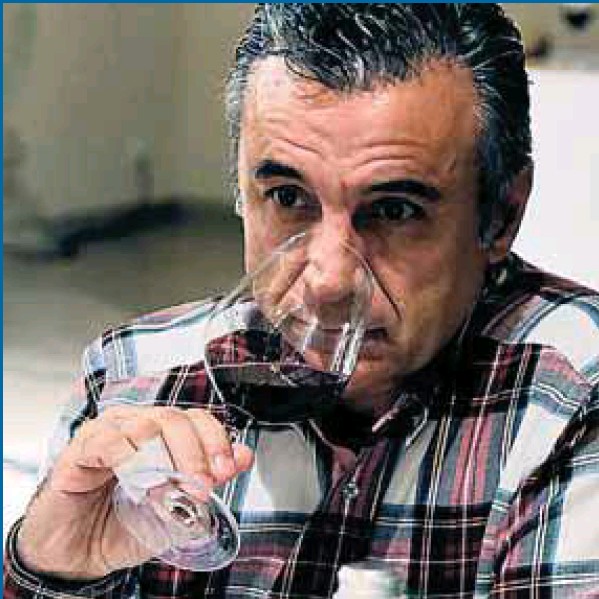 Una cata para sentir el vino 1 Éxito y excelencia. Los Otoños Enológicos de Caja Rural muestran año tras año la capacidad de la buena gastronomía para unir sentimientos y conocimientos en torno a la buena mesa. / FOTOS: DIEGO GOMEZ