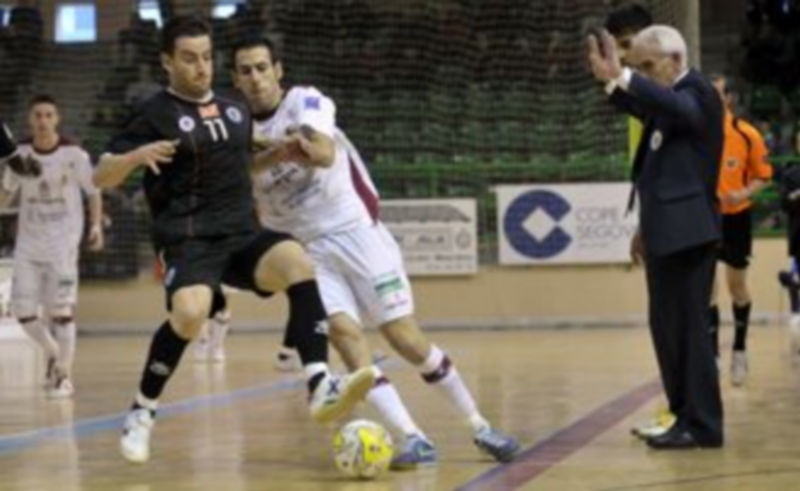 Fabián protege la pelota ante la oposición de un jugador del Carnicer en presencia del entrenador del equipo torrejonero. / J.M.
