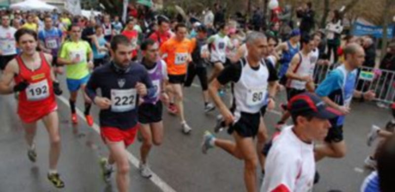 La carrera principal partió de los Paseos de San Francisco en torno a las 11.10 horas y el ganador completó el recorrido en 34 minutos y 58 segundos. / Gabriel Gómez