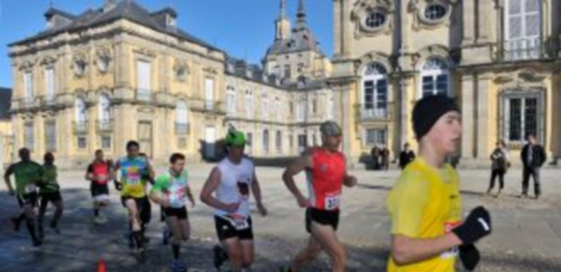 Paso de varios atletas por las entrada a los Jardines de la Granja. / KAMARERO