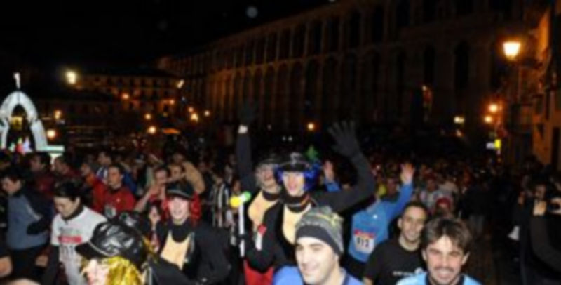 Los participantes en la trigésimo segunda edición de la San Silvestre hicieron gala de su buen humor en la salida de la carrera. / Juan Martín