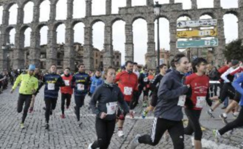 Los atletas afrontan la cuesta de Santo Domingo una vez dada la salida en la segunda edición de la Carrera Monumental. / Juan Martín
