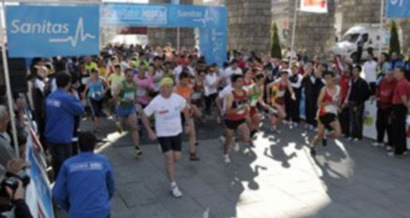 Momento de la salida de la carrera “Sanitas Marca Running Series a los pies del Acueducto en la mañana del domingo. / Juan Martín