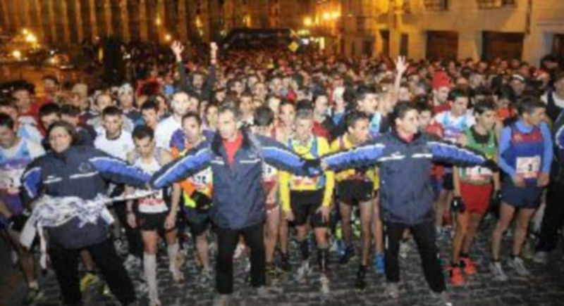Los jueves tratan de impedir que los atletas se adelanten en la San Silvestre de 2011. / Alberto Benavente