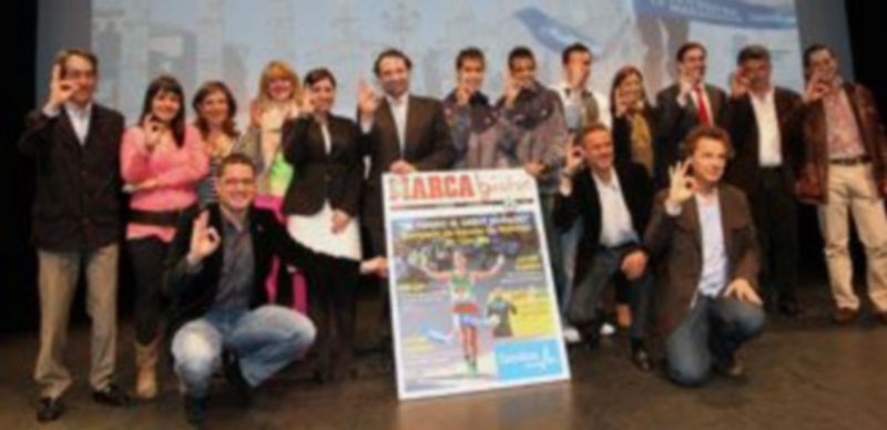 Los participantes en la presentación de la carrera y en el homenaje a Javier Guerra realizando el gesto que recuerda a las víctimas del atentado de la Maratón de Boston. / E. A.