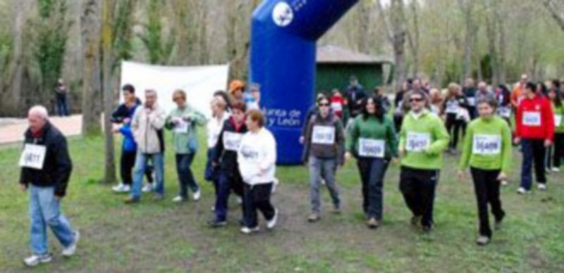Inicio de la carrera solidaria que transcurrió por la Alameda del Parral. Los participantes segovianos portaron dorsales a partir del número 6.400