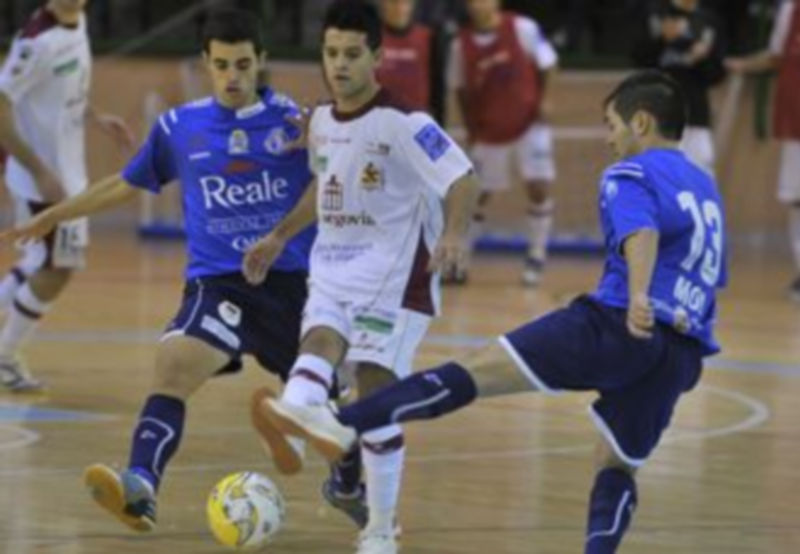 David envía el balón a un compañero ante la presión de dos jugadores del Cartagena. / Kamarero.
