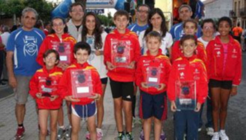 Los atletas del CAS-Caja Segovia posan tras finalizar la carrera. / El Adelantado