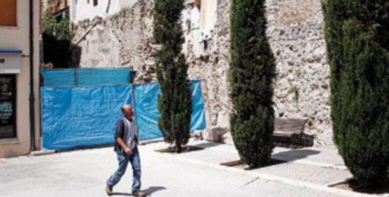 Solar cubierto con lonas donde se ha descubierto la muralla./GABRIEL GÓMEZ