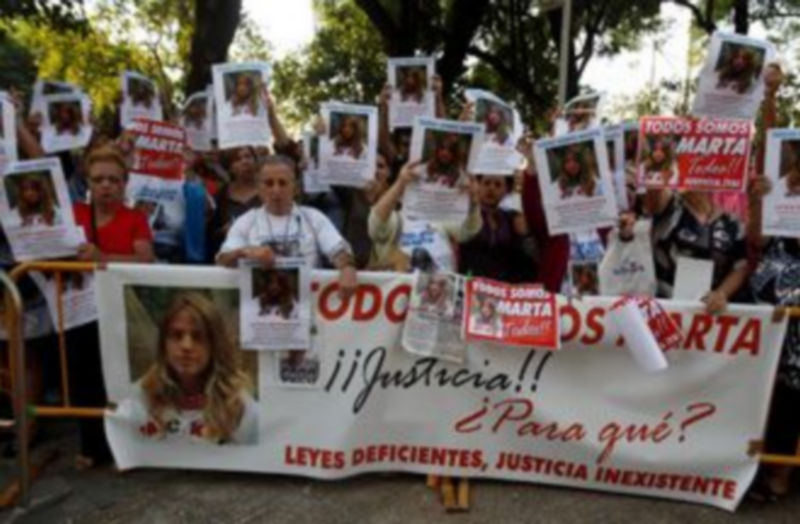 La plataforma Marta del Castillo se manifesta a las puertas de la Audiencia Provincial de Sevilla