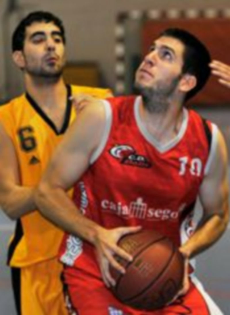 Jorge González mira hacia la canasta en un partido anterior del CD Base. / K.