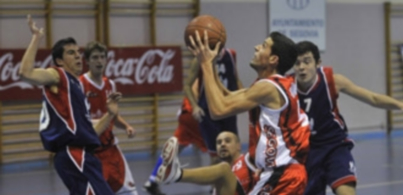 Un partido anterior del CD Base en la competición regional. / Kamarero