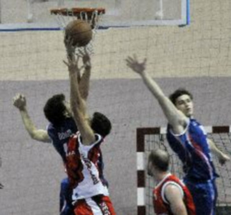 Bayón lucha por un rebote junto a un rival del Agustinos Eras. / A. Benavente