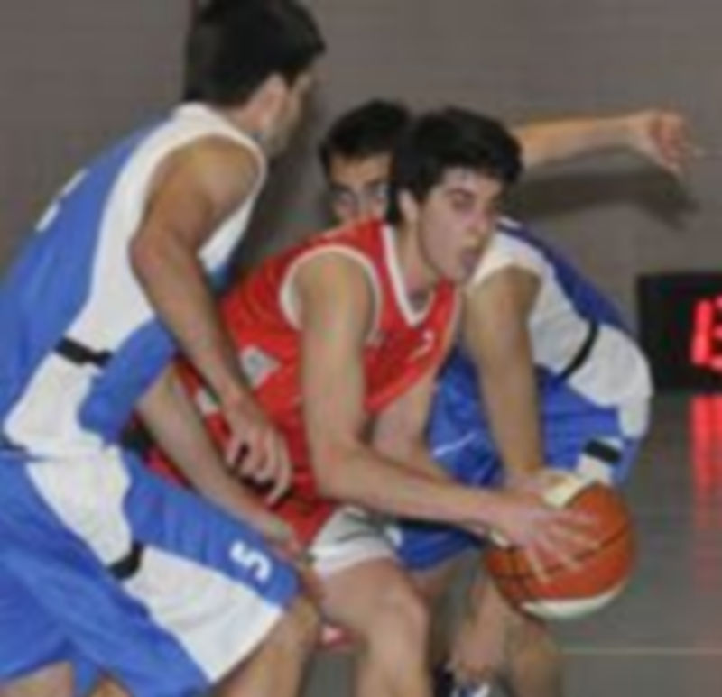 El base segoviano Yagüe busca darle salida al balón. / Juan Martín