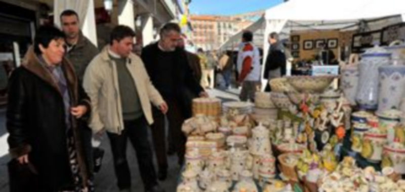 Lon concejales y representantes de la organización de la feria visitan los expositores./KAMARERO