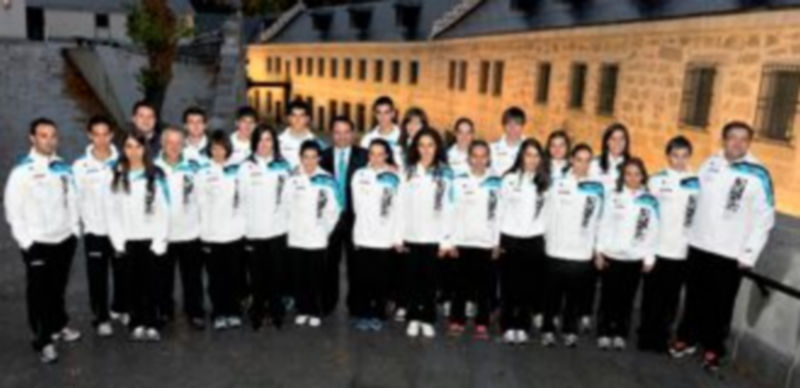 Los becados por el CETA posan junto a Arahuetes y Arranz con la Casa de la Moneda al fondo. / Kamarero