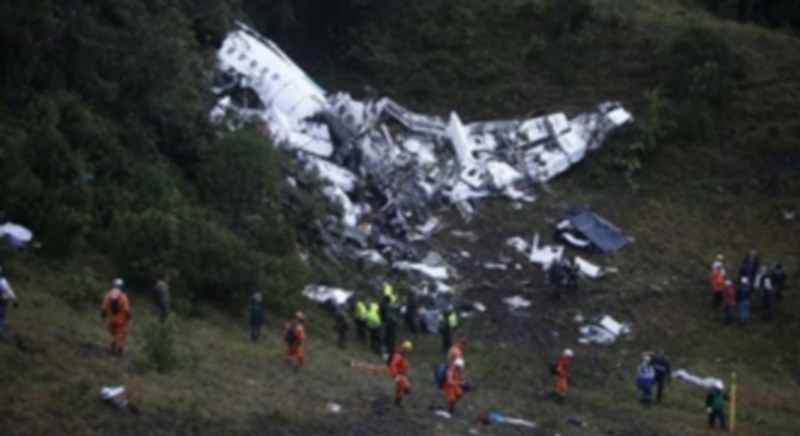 Los equipos de rescate trabajan junto al avión accidentado. / EFE