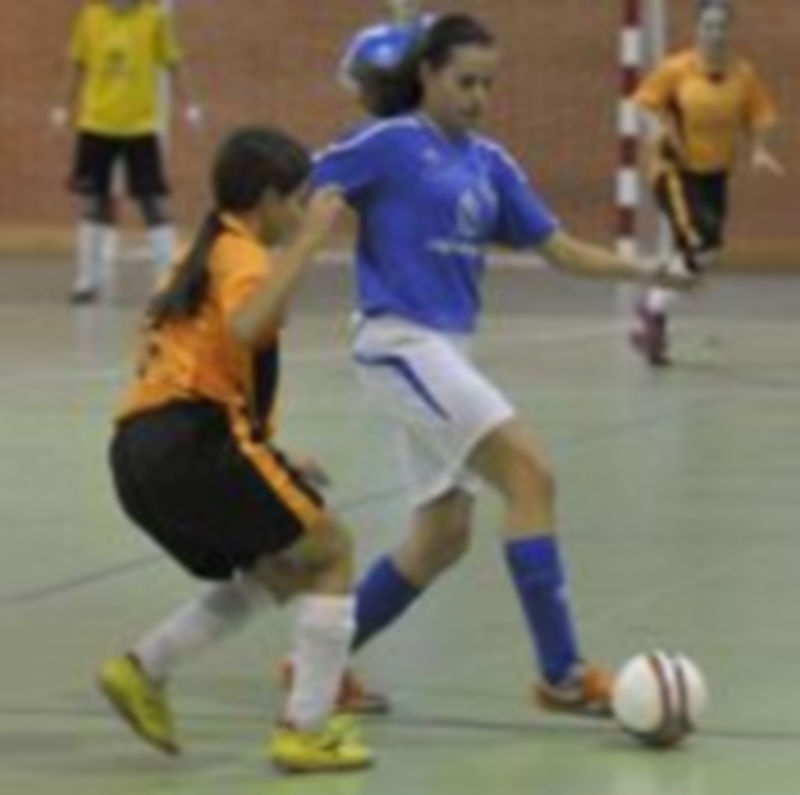 La segoviana Patri conduce el balón durante un partido anterior. / Alberto Benavente