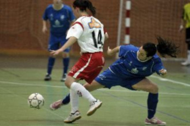 Martita mete la pierna para quitarle el balón a una jugadora del Leganés. / J. M.